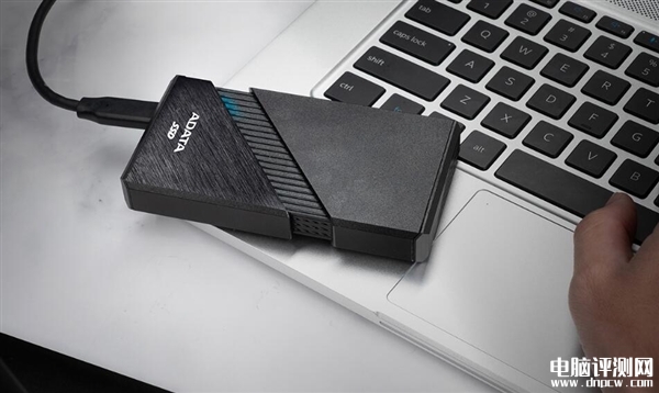 威刚发布业界首款USB4移动SSD 顺序读取速度达3800MB/s，权威硬件评测网站,www.dnpcw.com