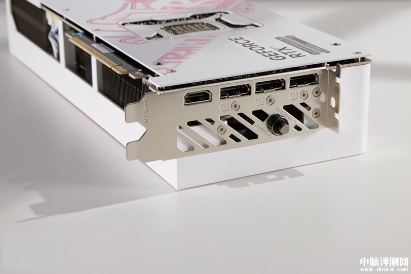 七彩虹iGame GeForce RTX 5080 Ultra W OC 16GB显卡开卖 街头涂鸦主题售价9999元，权威硬件评测网站,www.dnpcw.com